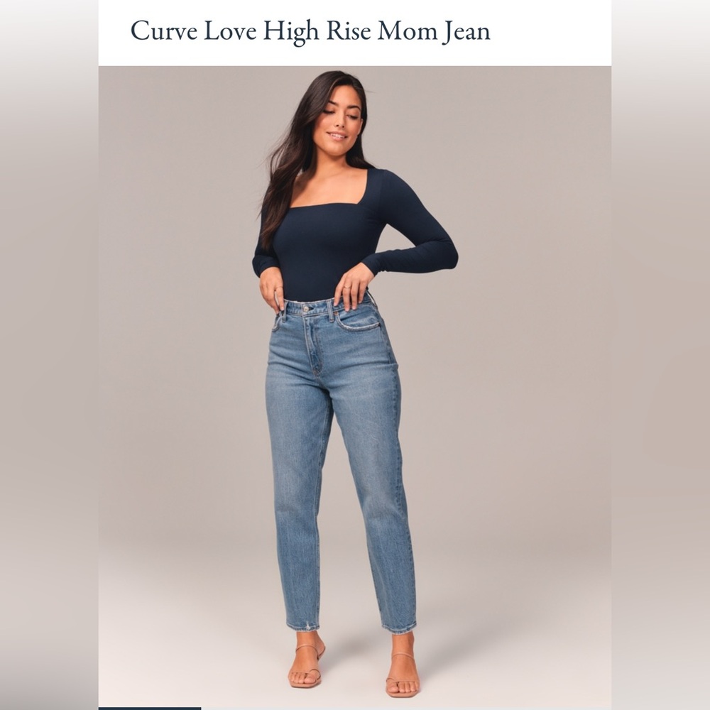 LIKE NEW - Abercrombie Curve Love Mom Jeans - Size 30S